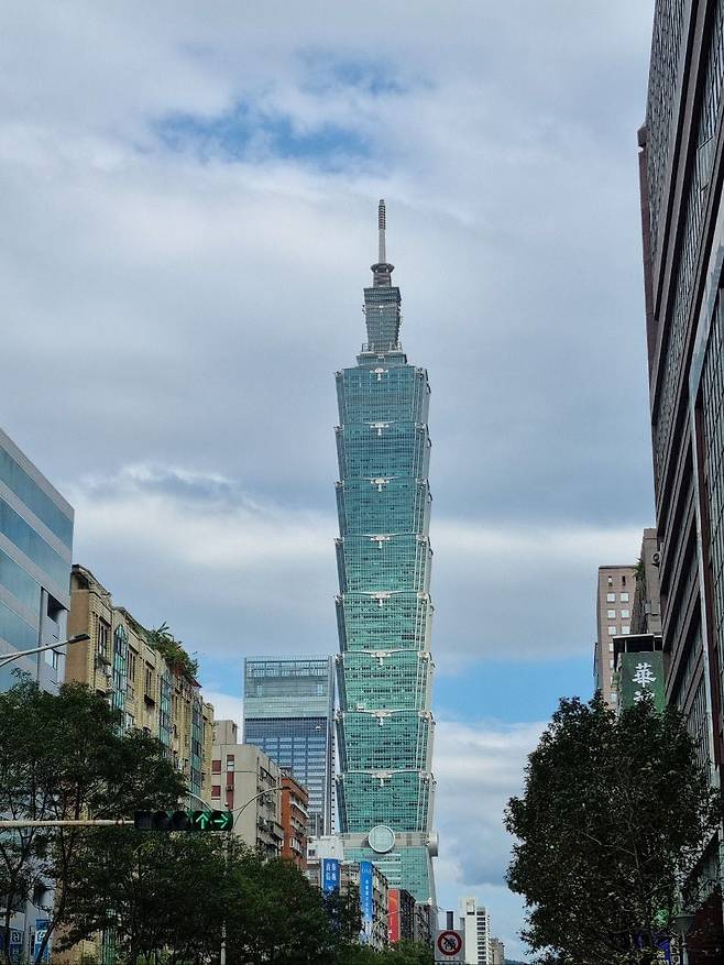 대만 타이베이의 랜드마크인 101빌딩 전경. 입지부터 전통 풍수를 참고했고 8개 층씩 묶어 국가 권력을 상징하는 솥을 쌓은 모습으로 디자인했다. /김두규 제공