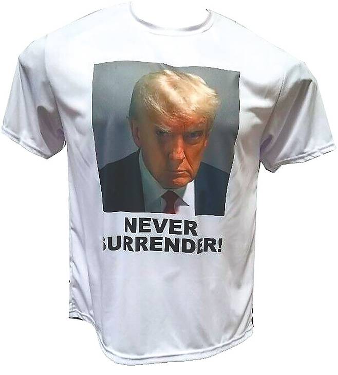 트럼프 전 대통령의  머그샷 (피의자 식별용 사진) 티셔츠.  네버 서렌더(Never Surrender·절대 굴복하지 않는다) 라는 문구가 있다. 이베이 홈페이지 캡처