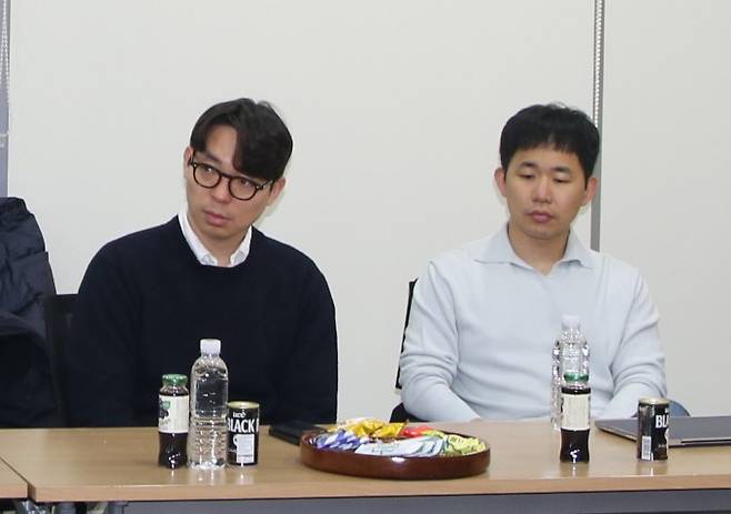 오민환 교수와 김형신 교수가 동아사이언스와 그룹 인터뷰를 진행하고 있다. 서울대 유전공학연구소 제공.