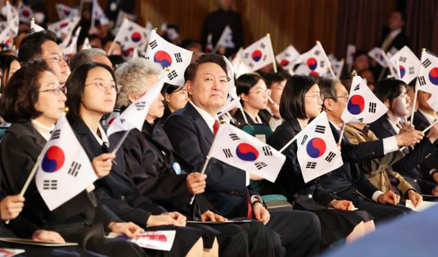 윤석열 대통령이 1일 서울 중구 이화여고 유관순기념관에서 열린 제105주년 3·1절 기념식에 참석해 태극기를 흔들고 있다. 서재훈 기자