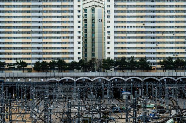 제22대 총선을 위해 여야 모두 철도 지하화를 공약으로 내건 가운데 서울 양천구 신정차량기지 위에 지어진 주택단지의 지난달 27일 모습.