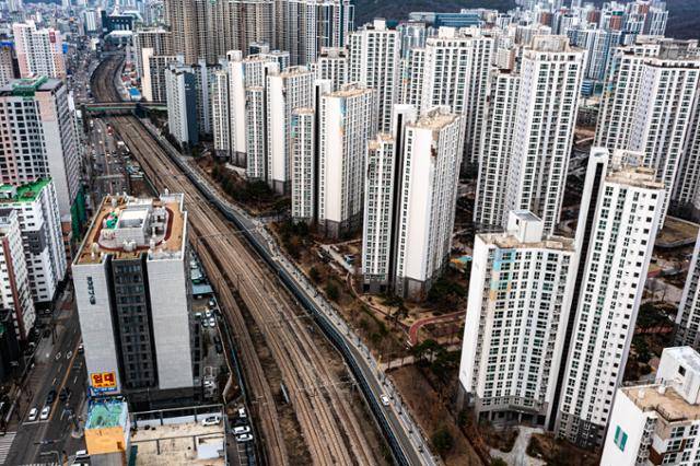 핵심 지하화 대상인 경부선 철도가 지난달 28일 경기 안양시 일대를 가로지르고 있다.