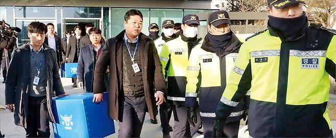 < 경찰, 의협 전·현직 간부 첫 압수수색 > 서울경찰청 공공범죄수사대는 1일 업무방해 혐의 등으로 고발된 의사단체 전·현직 집행부 다섯 명의 자택과 사무실 등을 압수수색했다. 전공의 집단사직 사태로 불거진 ‘의료대란’ 이후 첫 강제수사다. 이날 서울 용산구 대한의사협회 회관에서 경찰 수사관들이 압수한 물품을 옮기고 있다. /김범준 기자