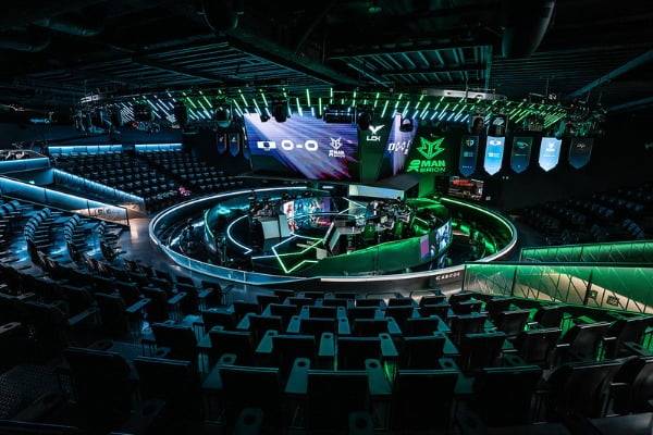 2024 LCK 스프링이 디도스 공격으로 인해 무관중 녹화 중계로 진행되고 있다. 사진은 관중 없이 텅 빈 롤파크의 모습 (라이엇게임즈 제공)