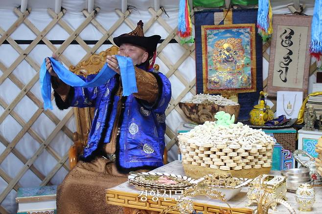 몽골의 유목민 발진냠(55)씨의 게르. 몽골의 설 ‘차강사르’에는 ‘하닥’이라 불리는 실크로 만든 천을 들고 어른에게 세배를 하는 풍습이 있다. 발진냠씨 오른쪽으로는 몽골의 전통 과자 ‘아롤’이 쌓여있다.