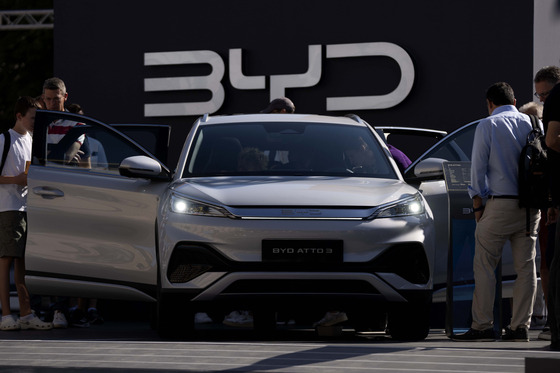 Visitors look at BYD's Atto 3 at the IAA Mobility 2023 in Munich, Germany on Sept. 8. [AP/YONHAP]