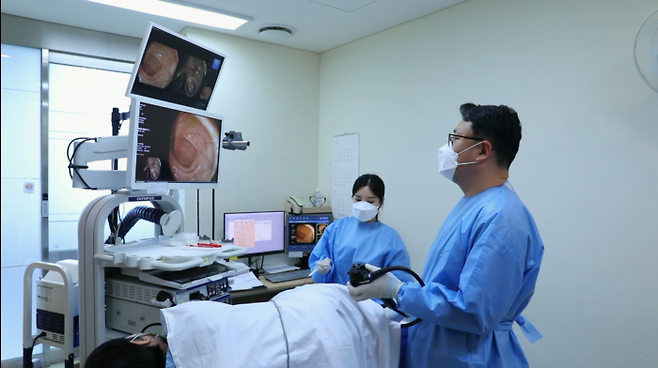 강릉아산병원 의료진이 웨이센의 AI 내시경 SW를 연결한 내시경 장비로 대장 내시경 검사를 하고 있다. [사진 = 웨이센]
