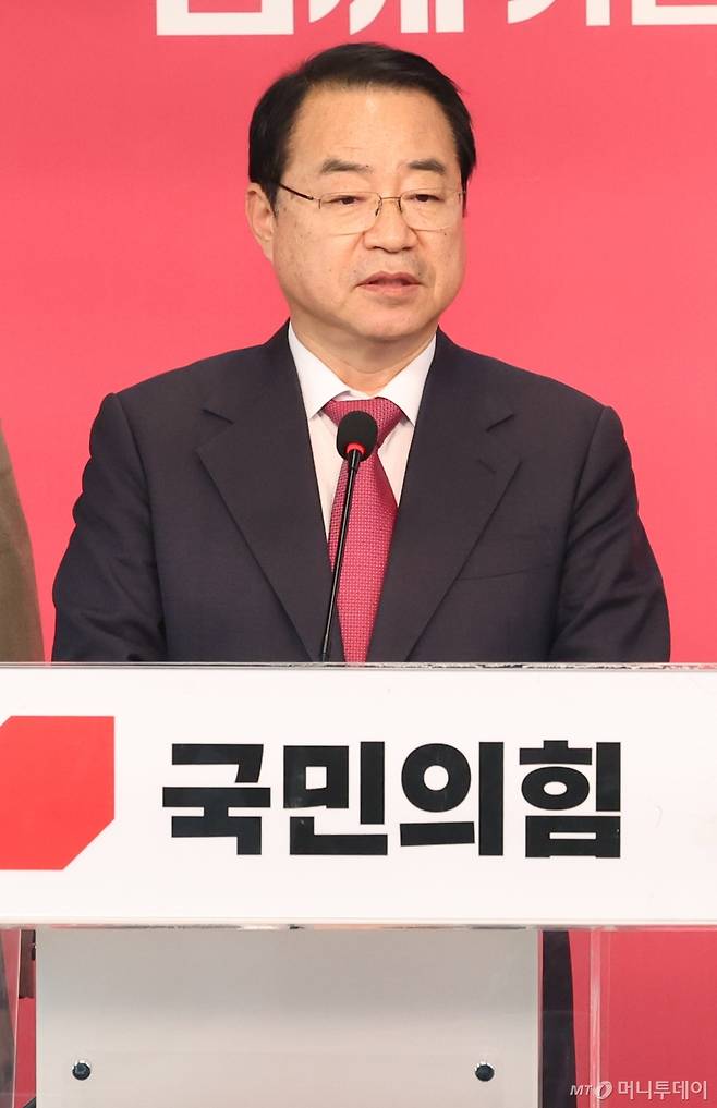 (서울=뉴스1) 송원영 기자 = 정영환 국민의힘 공천관리위원장이 1일 서울 여의도 중앙당사에서 제22대 총선 공천 심사 결과를 발표를 하고 있다. 2024.3.1/뉴스1  Copyright (C) 뉴스1. All rights reserved. 무단 전재 및 재배포,  AI학습 이용 금지. /사진=(서울=뉴스1) 송원영 기자