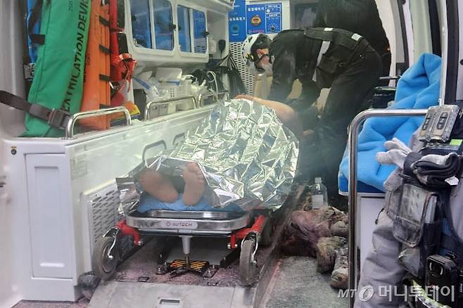 [서울=뉴시스] 최영서 기자 = 장일 전 국민의힘 서울 노원을 당협위원장이 2일 오후 서울 여의도 국민의힘 중앙당사에서 앞에서 공천에 반발해 분신을 시도했다가 병원으로 이송됐다. 사진은 구급차로 옮겨진 장 전 위원장. 2024.03.02   /사진=최동준