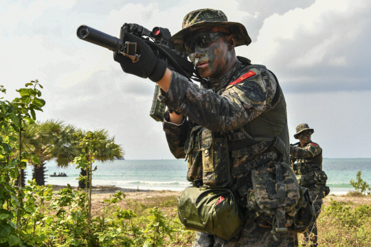 2024 코브라골드 훈련에 참가한 대한민국 해군·해병대는 1일 태국 핫야오 해안 일대에서 미국·태국 연합 상륙군과 함께 결정적 행동(상륙훈련)을 실시했다. 한국 해병대 수색부대 장병들이 해안에서 정찰활동을 실시하고 있다. 해병대 제공