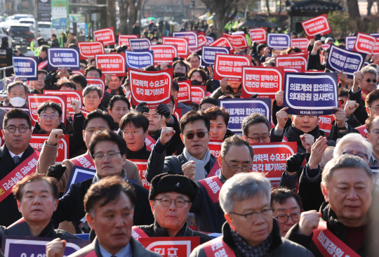 25일 서울 용산구 대통령실 앞에서 대한의사협회 비상대책위원회와 전국 의사 대표들이 구호를 외치고 있다. 뉴시스