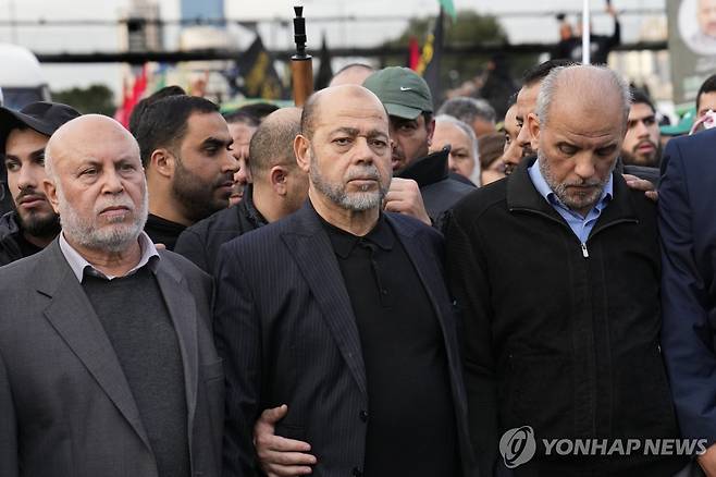 무사 아부 마르주크 하마스 정치국 부국장(가운데) [AP=연합뉴스 자료사진]