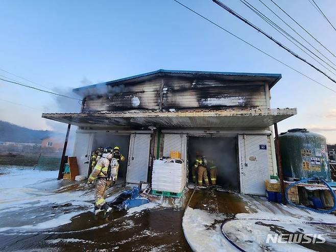 [음성=뉴시스] 조성현 기자 = 2일 오후 5시22분께 충북 음성군 오굴리 한 과일 저온 저장 창고에서 불이 나 소방당국이 진화작업을 하고 있다. (사진=음성소방서 제공) 2024.03.02. photo@newsis.com *재판매 및 DB 금지