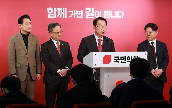 국민의힘 정영환 공천관리위원장이 2일 서울 여의도 중앙당사에서 경선 지역 결과를 발표하고 있다. 연합뉴스