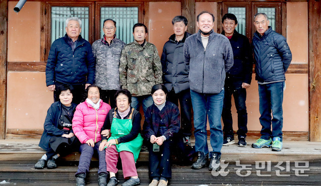 올해 정월장 만들기 행사를 위해 마을회의에 참석한 장이익어가는마을 운영진.