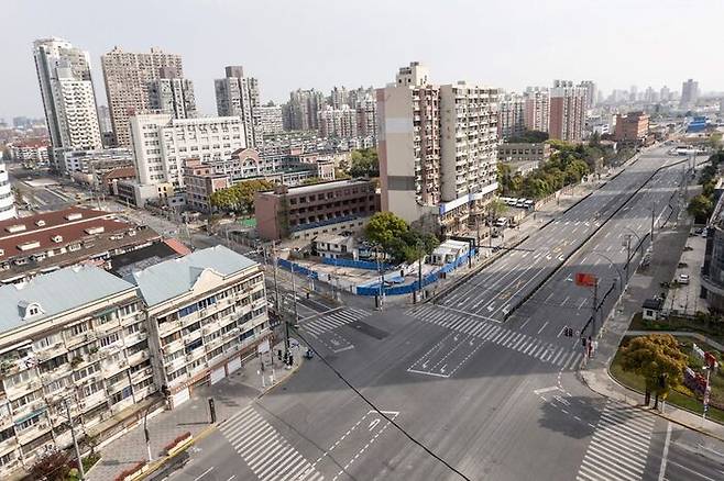코로나19 봉쇄로 텅 빈 상하이 주거지역의 거리. 2022년 4월 1일, 연합.