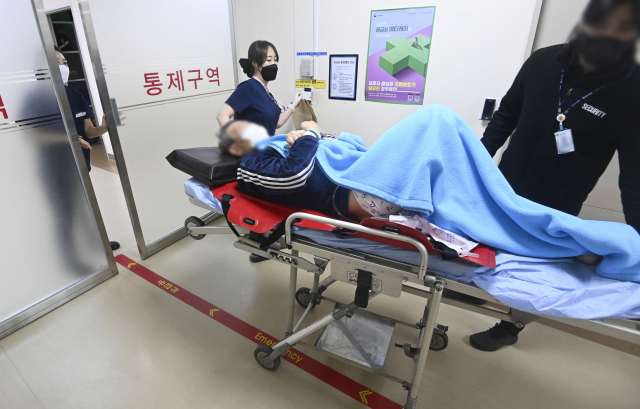지난 2월 20일 오전 한 민간인 응급 환자가 경기도 성남시 국군수도병원 응급실로 이송되고 있다. 연합뉴스