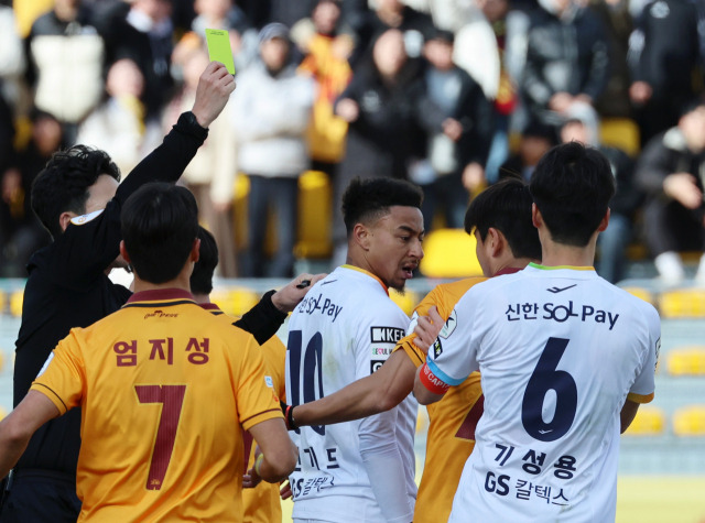 FC서울의 제시 린가드가 2일 광주축구전용구장에서 열린 프로축구 K리그1 광주FC와 경기에서 심판으로부터 옐로카드를 받고 있다. 연합뉴스