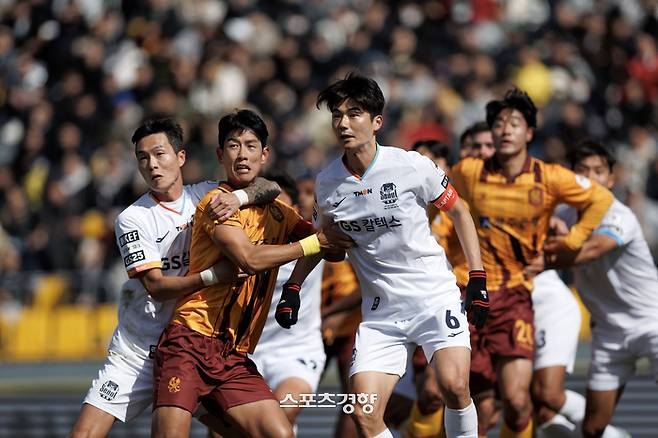 광주FC 안영규와 FC서울 기성용이 2일 광주축구전용구장에서 열린  K리그1 개막 경기에서 몸싸움을 벌이고 있다. 프로축구연맹 제공