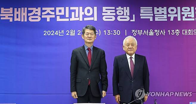 북배경주민과의 동행 특별위원장에 이현출 교수 (서울=연합뉴스) 김도훈 기자 = 21일 오후 정부서울청사에서 열린 북배경주민과의 동행 특별위원회 출범식에서 김한길 대통령직속 국민통합위원회 위원장(오른쪽)이 이현출 특별위원회 위원장에게 임명장을 수여한 뒤 기념촬영을 하고 있다. 2024.2.21 superdoo82@yna.co.kr