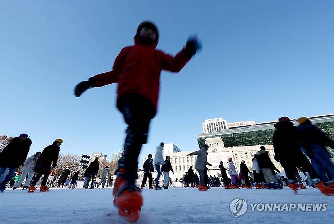 맑은 하늘, 겨울 즐기는 시민들 [연합뉴스 자료사진]