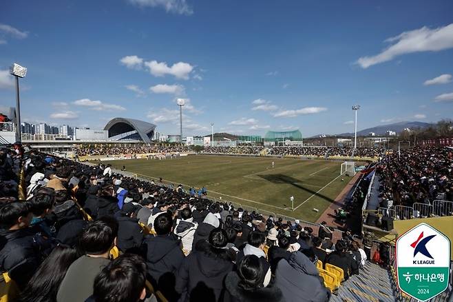 2일 광주FC와 FC서울의 경기를 보기 위해 광주축구전용구장을 가득 메운 관중