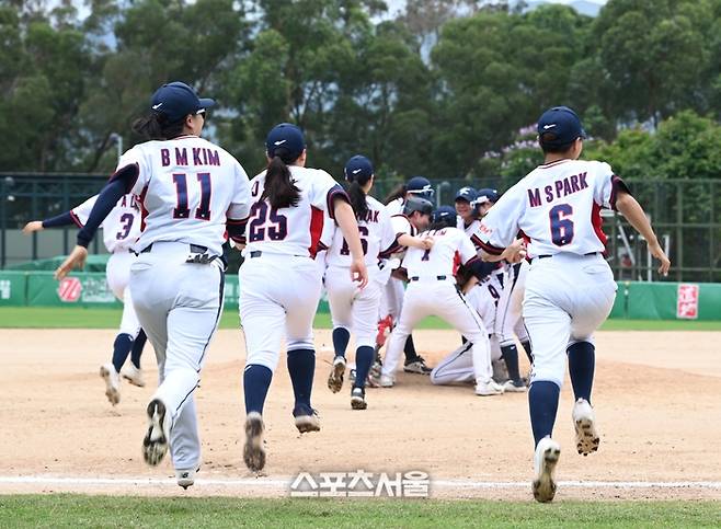 대한민국 여자야구 대표팀 투수 이지숙이 필리핀전에서 마지막 아웃카운트를 헛스윙 삼진으로 잡아내자 대표팀 선수들이 그라운드로 뛰쳐나오고 있다. 람틴(홍콩) | 황혜정기자. et16@sportsseoul.com