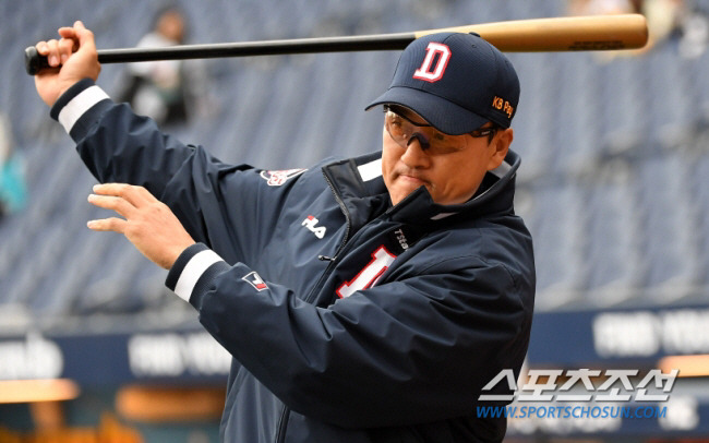 2023 KBO 포스트시즌 두산 베어스와 NC 다이노스의 와일드카드 결정전 1차전이 19일 창원NC파크에서 열린다. 두산 이승엽 감독이 직접 타격을 지도하고 있다. 창원=박재만 기자pjm@sportschosun.com/2023.10.19/