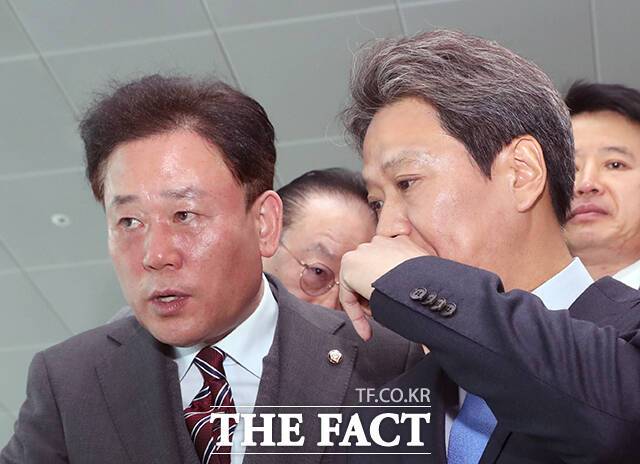 임종석 전 대통령 비서실장(오른쪽)의 컷오프로 더불어민주당이 '심리적 분당 상태'에 놓였다. 임 전 실장과 송갑석 민주당 의원이 지난달 28일 서울 여의도 국회에서 공천 관련 기자회견을 마치고 이동하는 모습. /이동률 기자