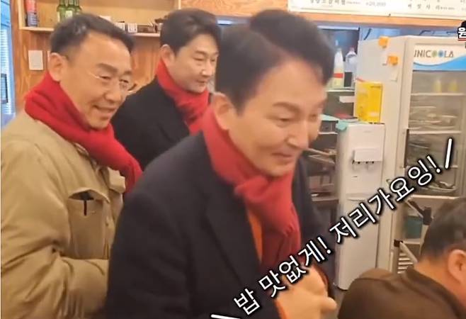 지난달 28일 인천 계양구 임학동의 한 갈빗집에서 한 시민이 유세 중이던 원희룡(가운데) 전 국토부장관에게 항의하고 있다. /원희룡TV