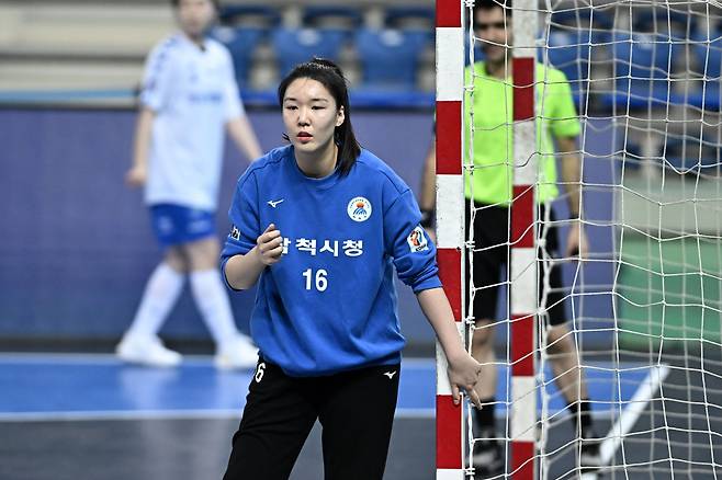 핸드볼 H리그 여자부 삼척시청 골키퍼 박새영이 3일 인천 남동체육관에서 열린 신한 SOL페이 2023-2024시즌 핸드볼 H리그 정규리그 여자부 경남개발공사전에 출전한 모습. /한국핸드볼연맹