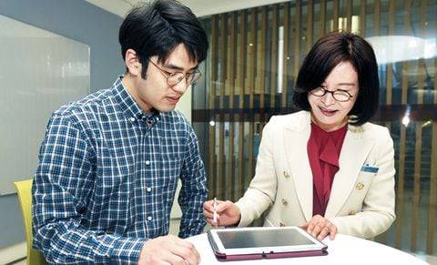 생명보험사 설계사가 고객을 찾아가 태블릿 PC로 보험 상품 설계 내용을 설명해 주고 있다. /조선비즈DB