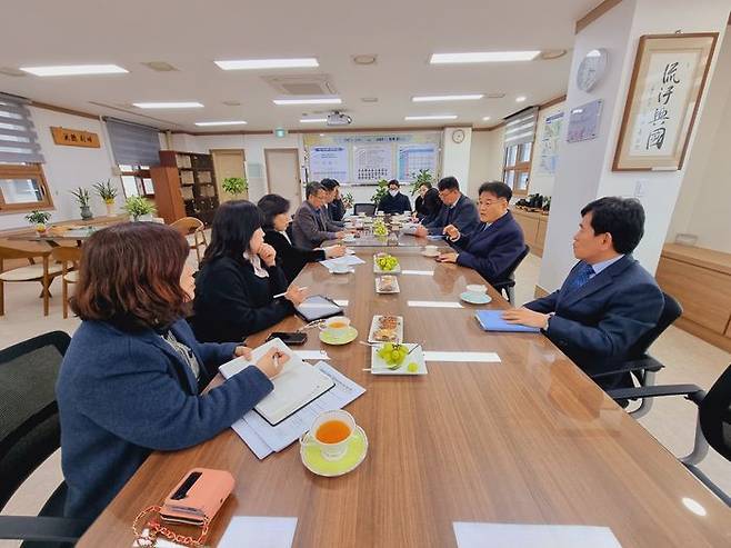 경기도교육청 이경희 제1부교육감이 지난 달 22일 일선 학교 현장을 방문해 늘봄학교 관련 의견을 나누고 있는 모습. ⓒ경기도교육청 제공