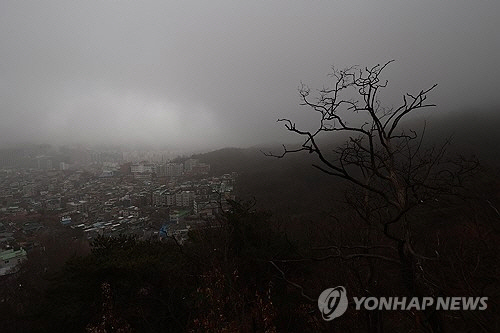 지난 2월 15일 오전 종로구에서 바라본 서울시내가 안개와 비로 뿌옇게 보인다. [연합뉴스]