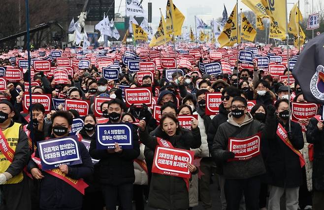 이날 서울 영등포구 여의도공원 옆 여의대로 인근에서 전국의사총궐기대회에 참석한 의사들이 의료탄압을 중단하라는 구호를 외치고 있다. 연합뉴스