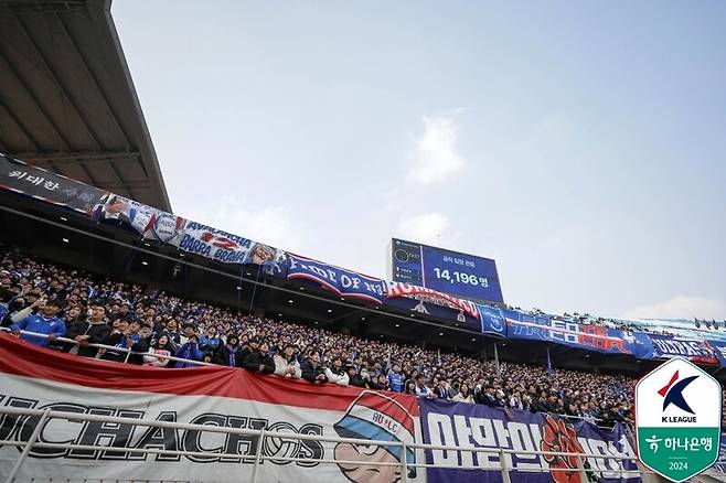 수원 삼성 축구팬들이 3일 경기도 수원월드컵경기장에서 열린 하나은행 K리그2 시즌 개막전 충남 아산과 경기에서 응원하고 있다. 한국프로축구연맹 제공