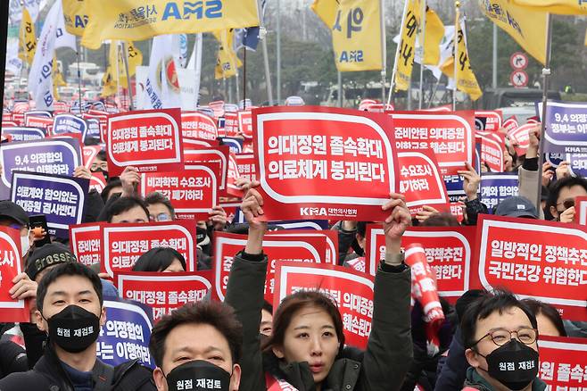 3일 오후 서울 영등포구 여의도공원 앞에서 정부의 의대 증원 정책에 반대하는 의사들이 모여 전국 의사 총궐기대회가 열리고 있다. 이날 대한의사협회는 전국에서 의사 3만명이 모였다고 밝혔다. 김영원 기자 forever@hani.co.kr