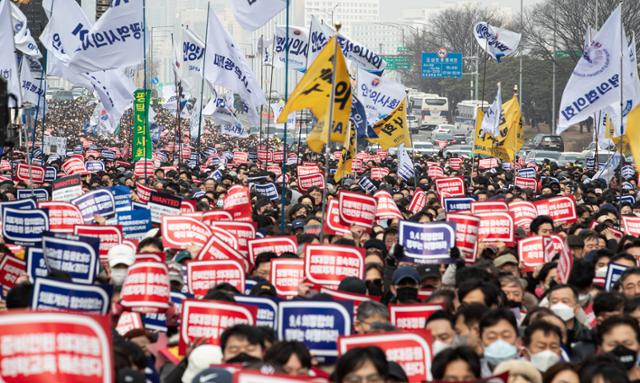 3일 서울 영등포구 여의대로에서 열린 의대정원 증원 및 필수의료 패키지 저지를 위한 전국 의사 총궐기 대회에서 참석자들이 구호를 외치고 있다. 뉴스1