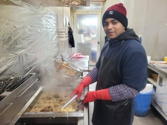 강원 속초관광수산시장(중앙시장)에서 일하는 K대 국제학부 외국인 유학생. 손성배 기자