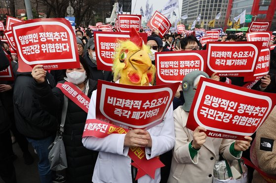 3일 오후 서울 여의도공원 옆 여의대로 인근에서 열린 의대정원 증원 및 필수의료 패키지 저지를 위한 전국의사 총궐기대회에서 참석자들이 구호를 외치고 있다. 연합뉴스