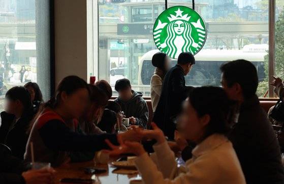 국내 스타벅스 매장이 1900개를 넘어섰다. 사진은 3일 고객들로 북적이는 서울 시내 한 스타벅스 매장. 연합뉴스