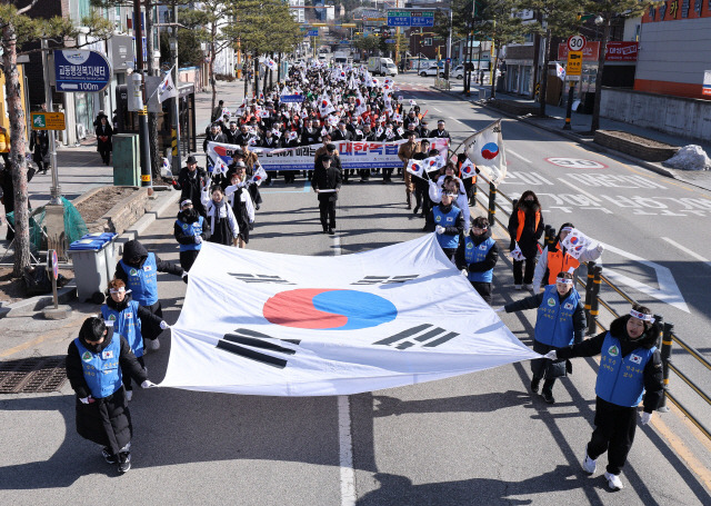 ▲ 일제 강점기 대표 독립만세운동인 ‘삼척보통학교 4.15 독립만세운동 재현행사’가 지난 1일 삼척초교와 시내, 삼척문화예술회관 등 시내 일원에서 펼쳐졌다.