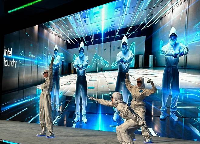 지난달 21일 미국 새너제이에서 열린 '인텔 파운드리 서비스 2024' 행사에서 방진복을 입은 인텔 관계자들이 도약을 상징하는 군무를 보여주고 있다.
사진=REUTERS