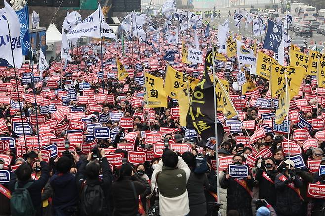 서울 여의도 일대에서 3일 열린 의대정원 증원 및 필수의료 패키지 저지를 위한 전국의사 총궐기대회에서 참가자들이 손팻말을 들고 구호를 외치고 있다. 연합뉴스