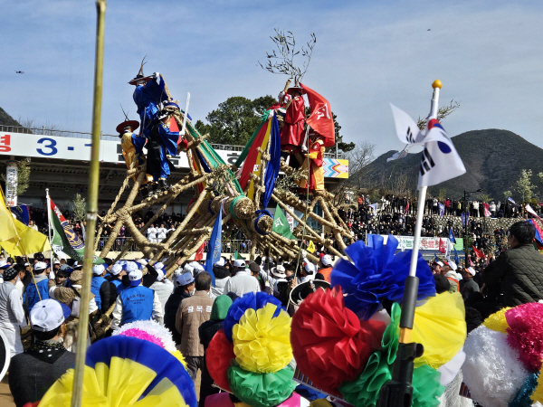 3월 1일 경남 창녕군 영산면 무형문화재 놀이마당에서 국가중요무형문화재 영산쇠머리대기가 펼쳐지고 있다.