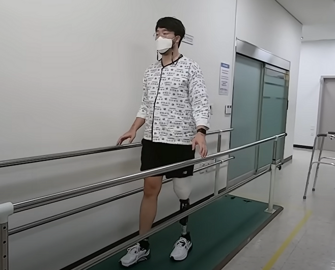 한쪽 다리를 절단한 뒤 사이클 선수로 거듭난 박찬종 씨가 유튜브에서 수술 후 병원 생활을 소개하고 있다. [사진 출처=유튜브 ‘CJ PARK’ 갈무리]