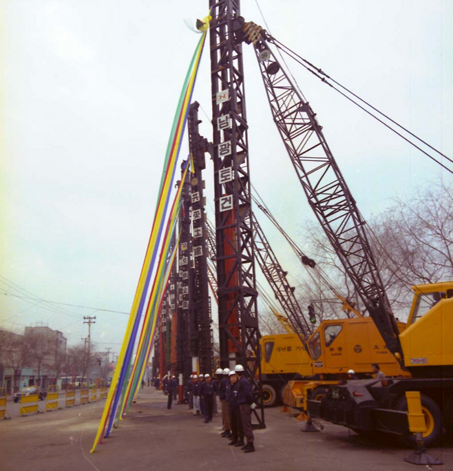 1980년 2월 서울 도봉구 수유삼거리에서 서울 지하철 3·4호선 기공식이 열리고 있다. 공사 구간은 3호선 구파발~방배동 30km, 4호선 상계동~사당동 27km로 총 57km였다. [서울기록원]