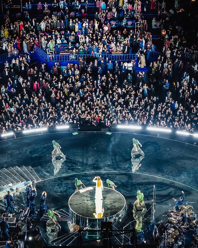 2024년 3월 2일 인도 구자라트주 잠나가르에서 열린 릴라이언스 인더스트리 회장 무케시 암바니의 막내아들 결혼 전 축하파티에서 하객들이 공연을 관람하고 있다. [릴라이언스 인더스트리스/로이터 제공]