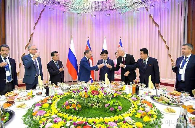 (평양 노동신문=뉴스1) = 북한 노동당 기관지 노동신문은 15일 방북한 러시아 정부 대표단을 환영하는 연회가 14일 평양 고려호텔에서 열렸다고 보도했다. 알렉산드르 코즐로프 러시아 천연자원부 장관을 비롯한 러시아 정부 대표단은 북러 경제공동위원회 참석을 위해 북한을 방문했다.   [국내에서만 사용가능. 재배포 금지. DB 금지. For Use Only in the Republic of Korea. Redistribution Prohibited]  rodongphoto@news1.kr  Copyright (C) 뉴스1. /사진=(평양 노동신문=뉴스1)