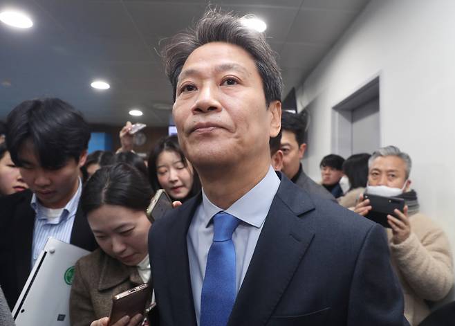 임종석 전 대통령 비서실장이 지난달 28일 더불어민주당의 공천배제 재고 촉구 기자회견 후 국회 소통관에서 퇴장하고 있다. [연합]